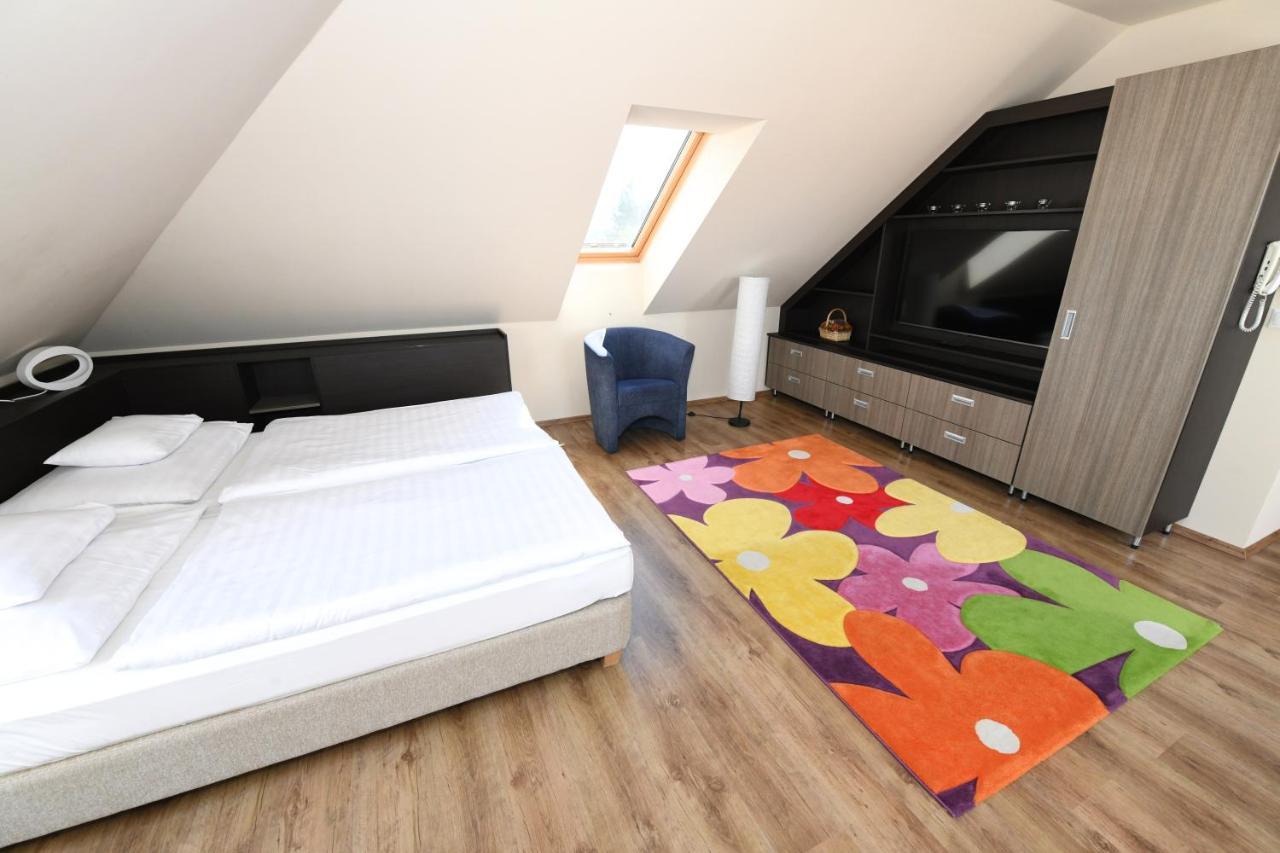 Ezuesthid Hotel Veszprém Eksteriør billede