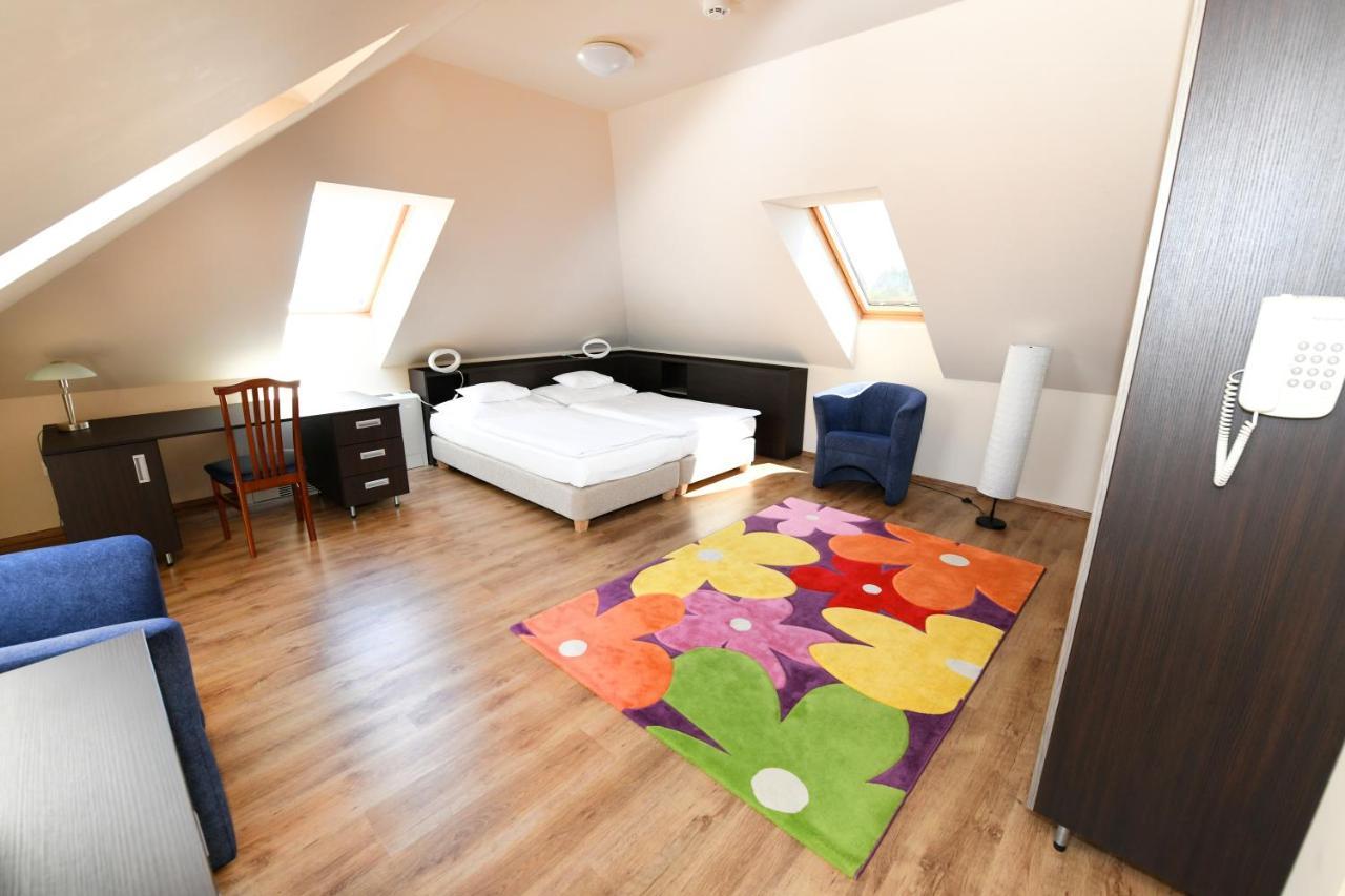 Ezuesthid Hotel Veszprém Eksteriør billede
