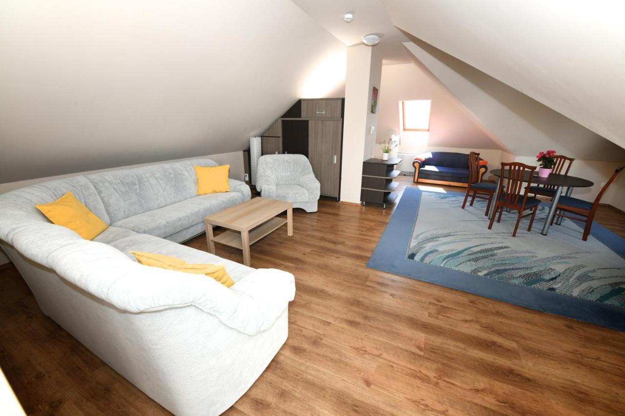 Ezuesthid Hotel Veszprém Eksteriør billede