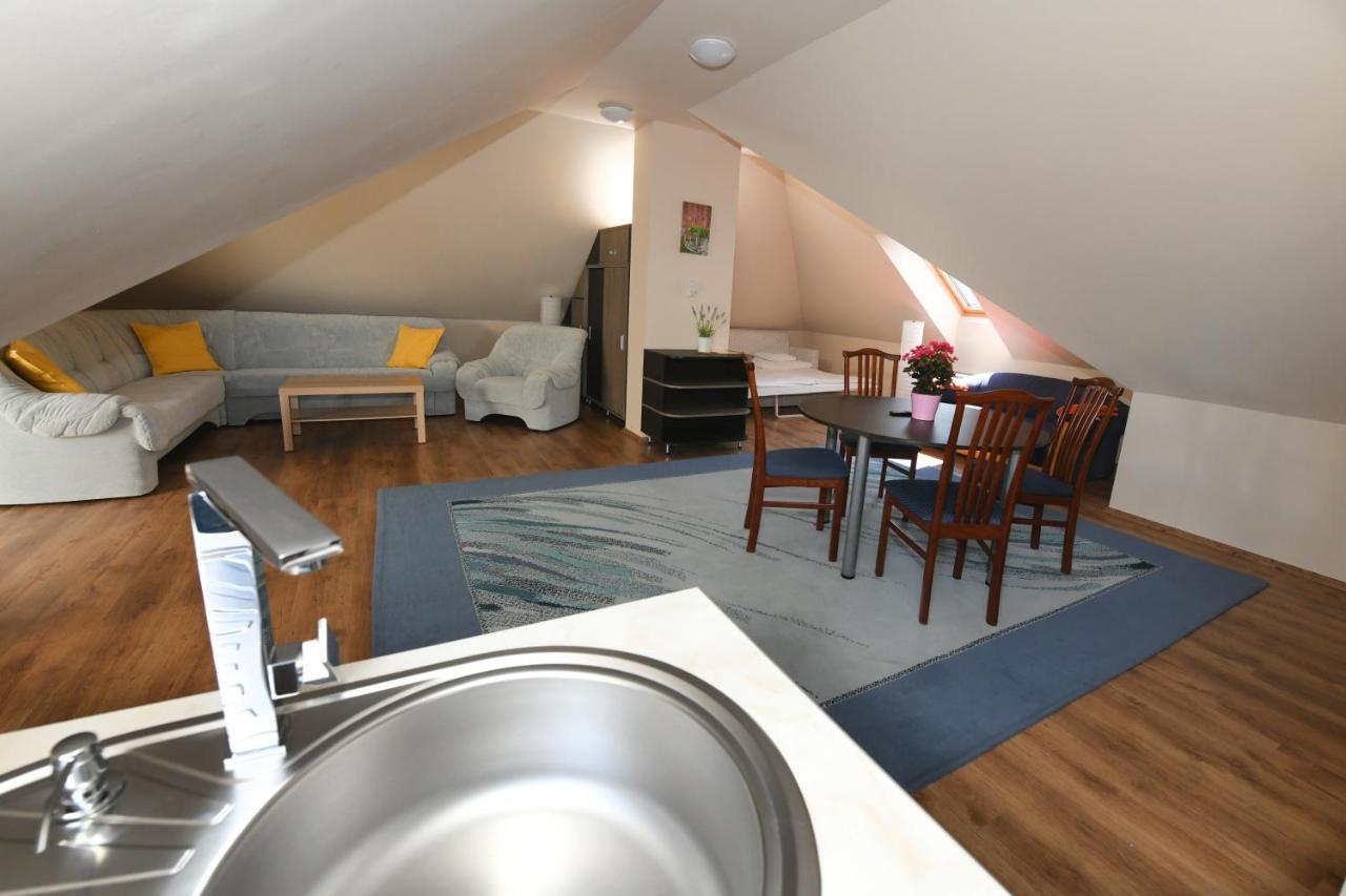 Ezuesthid Hotel Veszprém Eksteriør billede