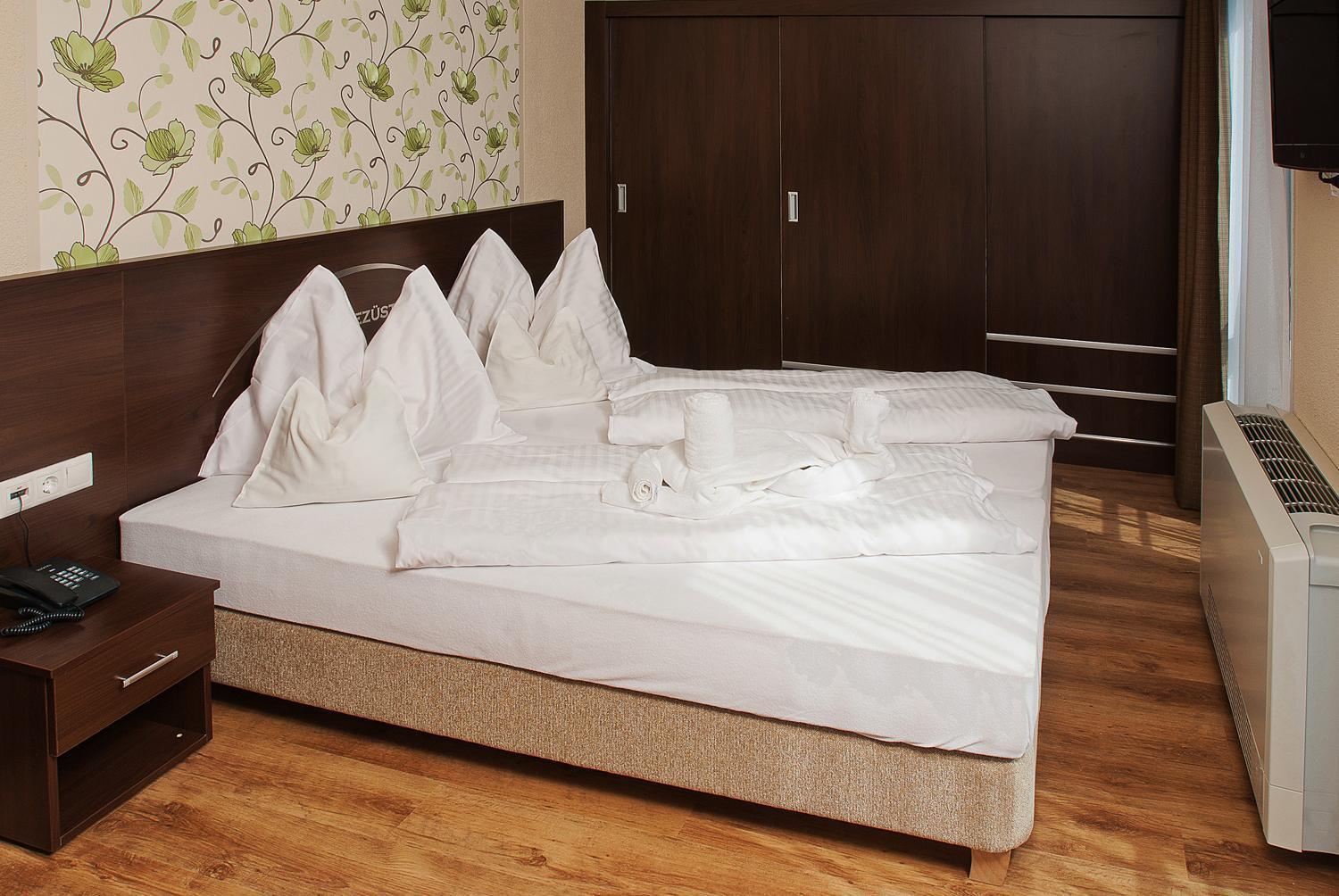 Ezuesthid Hotel Veszprém Eksteriør billede