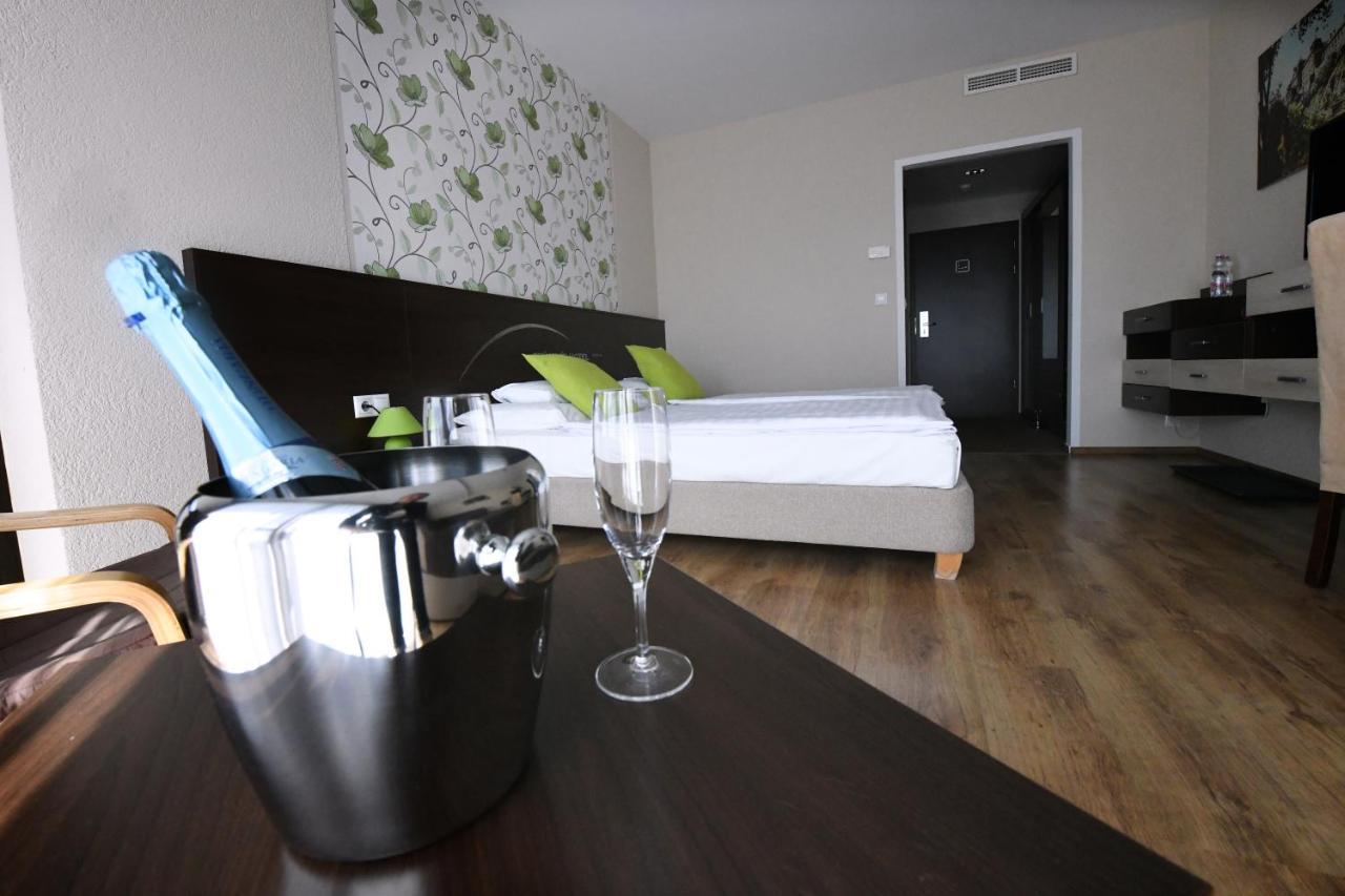 Ezuesthid Hotel Veszprém Eksteriør billede